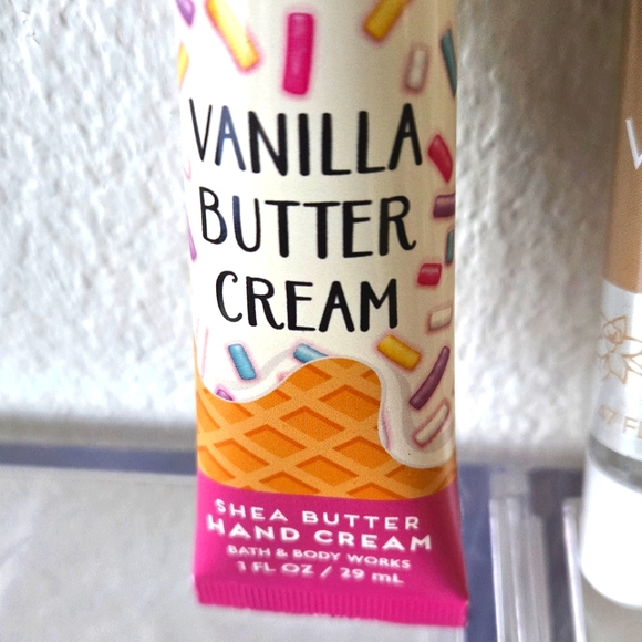 Vanilla Bath and Body Works Hand cream + Lip gloss - Picture 2 of 4